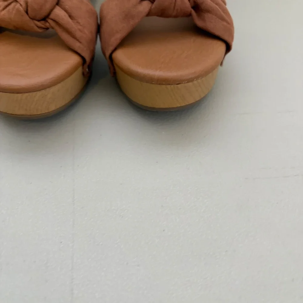 Universal Thread Cognac Brown Bow Platform Sandals Wood Block Heel Studded 9